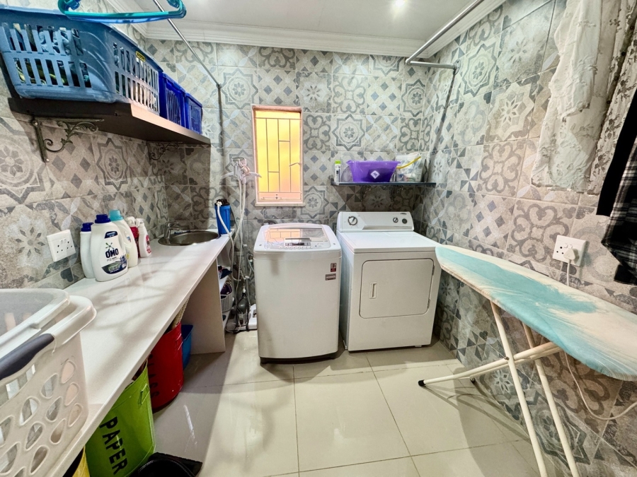 5 Bedroom Property for Sale in Mooivallei Park North West